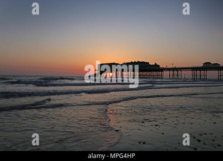 Cromer pier, Norfolk. 22nd May, 2018. UK Weather: The sun rises behind Cromer pier on a beautiful start to the day in Cromer, North Norfolk, on May 22, 2018. Credit: Paul Marriott/Alamy Live News Stock Photo