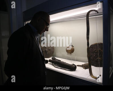 Kabul, Afghanistan. 22nd May, 2018. An Afghan man looks at the displayed items during the Islamic Art Exhibition at Afghan National Museum in Kabul, capital of Afghanistan, on May 22, 2018. Around 300 people including a few of foreigners visit the National Museum daily due to the security concerns. Credit: Rahmat Alizadah/Xinhua/Alamy Live News