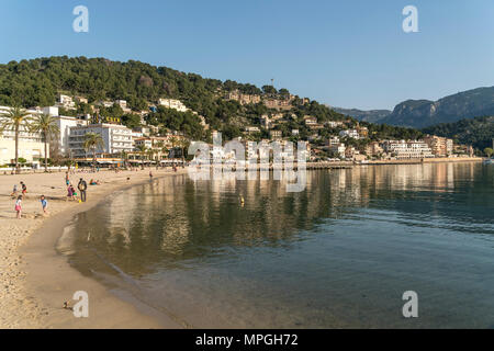 Strand Platja des Traves in Port de Soller, Mallorca, Balearen, Spanien  |  beach Platja des Traves, Port de Soller, Majorca, Balearic Islands, Spain, Stock Photo