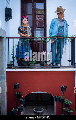Diego Rivera and Frida Kahlo figures on balcony, Diego Rivera Museum and Home, Guanajuato, city in Central Mexico Stock Photo