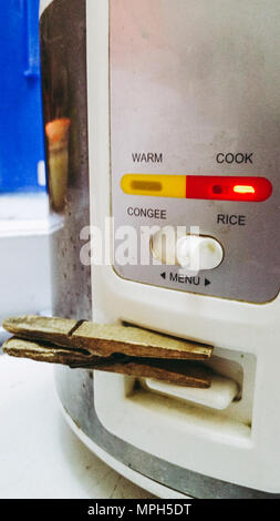 Old rusty electric cooker Stock Photo - Alamy