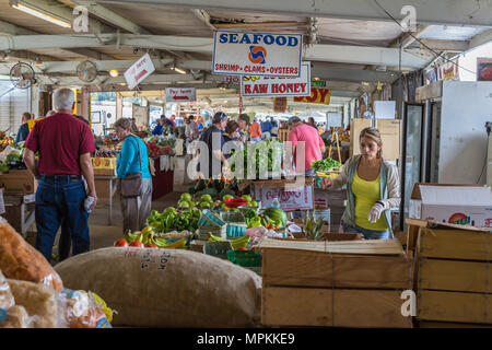 Shopping for produce at a farmer's market in Ocala, Florida, USA Stock Photo