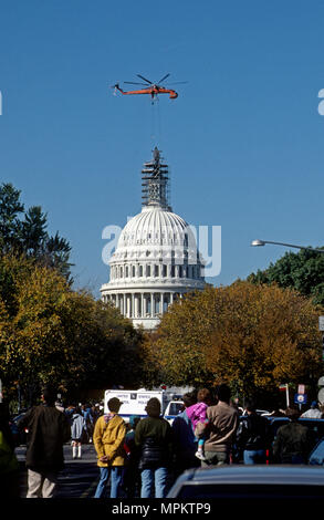 Washington DC, USA, October 23, 1993 The Sikorsky S-64F Sky Crane nicknamed 'Bubba' lifts the 19-foot 6-inch bronze female warrior Freedom statue back up to the top of the US Capital dome after a 6 month long refurbishing project costing nearly a million dollars Stock Photo