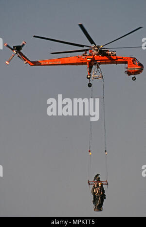 Washington DC, USA, October 23, 1993 The Sikorsky S-64F Sky Crane nicknamed 'Bubba' lifts the 19-foot 6-inch bronze female warrior Freedom statue back up to the top of the US Capital dome after a 6 month long refurbishing project costing nearly a million dollars Stock Photo