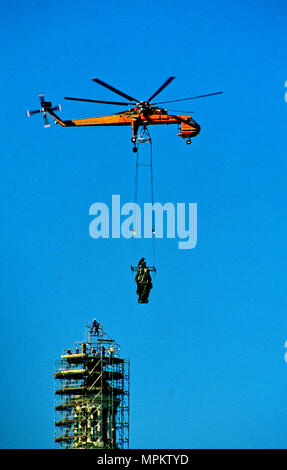 Washington DC, USA, October 23, 1993 The Sikorsky S-64F Sky Crane nicknamed 'Bubba' lifts the 19-foot 6-inch bronze female warrior Freedom statue back up to the top of the US Capital dome after a 6 month long refurbishing project costing nearly a million dollars Stock Photo