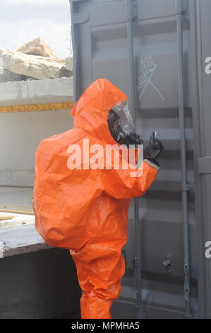 FORT GORDON FIRE DEPARTMENT TRAINING AREA, Fort Gordon, Ga., March 27, 2017- South Carolina Army National Guardsmen, representing the 43rd Civil Support Team, closes the door after they contain a stimulated biohazard lab during Vigilant Guard 17.    (U.S. Army National Guard photo by Spc. Isaiah Matthews/Released) Stock Photo