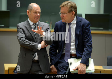 Brussels, Bxl, Belgium. 24th May, 2018. (L-R) German Minister of Finance Olaf Scholz and Belgian finance minister Johan Van Overtveldt prior to the Eurogroup, finance ministers of the single currency EURO zone meeting at EU headquarters in Brussels, Belgium on 24.05.2018 by Wiktor Dabkowski Credit: Wiktor Dabkowski/ZUMA Wire/Alamy Live News Stock Photo