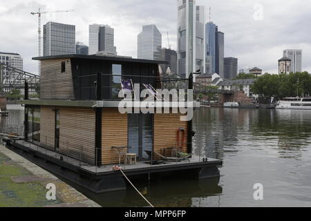 Frankfurt, Germany. 24th May 2018. The houseboat of Leo Oswald is moored at the quays at the river Rain, opposite downtown Frankfurt, with the Frankfurt Skyline in the background. 4 new episodes of the relaunch of the long running TV series 'Ein Fall fuer zwei’ (A case for two) are being filmed in Frankfurt for the German state TV broadcaster ZDF (Zweites Deutsches Fernsehen). It stars Antoine Monot, Jr. as defence attorney Benjamin ‘Benni’ Hornberg and Wanja Mues as private investigator Leo Oswald. The episodes are directed by Thomas Nennstiel. The episodes are set to air in October. Stock Photo