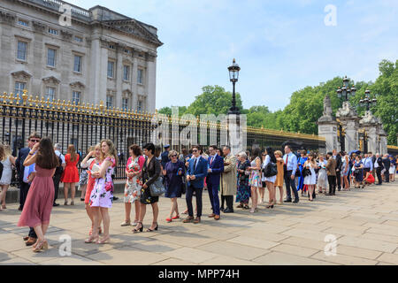 Buckingham Palace, London, 24th May 2018. People queuing to enter the Palace for the The Duke of Edinburgh's Awards at Buckingham Palace. The Awards are a youth awards programme founded in the United Kingdom in 1956 by Prince Philip, Duke of Edinburgh, to recognise adolescents and young adults for completing a series of self-improvement exercises. Credit: Imageplotter News and Sports/Alamy Live News Stock Photo