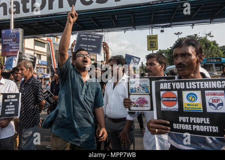 (180524) -- KOLKATA, May 24, 2018 (Xinhua) -- People protest against recent price hike of fuel in Kolkata, India, on May 24, 2018. According to a rough estimate, India has the highest retail prices of petrol and diesel among South Asian nations as taxes account for half of the fuel-pump rates.  (Xinhua/Tumpa Mondal) (zjl) Stock Photo