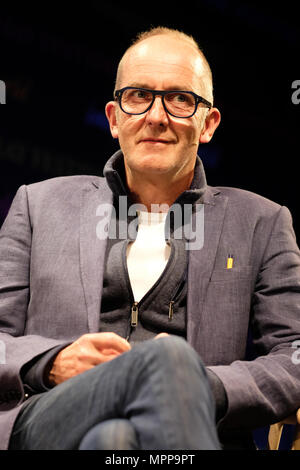 Hay Festival, Hay on Wye, UK - May 2018 - Kevin McCloud designer, writer and television presenter of Grand Designs on stage taking part in the debate 'Small is Beautiful....or is it Anymore' - Photo Steven May / Alamy Live News Stock Photo
