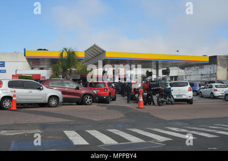 Porto Alegre, Brazil. 24th May, 2018. Drivers face long queues to fuel at Porto Alegre (RS) gas station this morning (24). few stations still have fuel due to the truckers strike. The supply of natural gas was not adversely affected, since the stations are supplied by piping. Credit: Omar de Oliveira/FotoArena/Alamy Live News Stock Photo