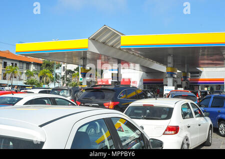 Porto Alegre, Brazil. 24th May, 2018. Drivers face long queues to fuel at Porto Alegre (RS) gas station this morning (24). few stations still have fuel due to the truckers strike. The supply of natural gas was not adversely affected, since the stations are supplied by piping. Credit: Omar de Oliveira/FotoArena/Alamy Live News Stock Photo