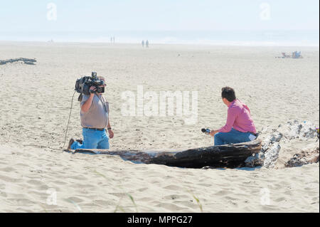 Lincoln City, Oregon, USA - August 21, 2015:  Portland News Crew reporting on the Coast. Stock Photo