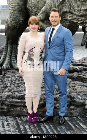 Bryce Dallas Howard (left) and Chris Pratt attending a photocall for Jurassic World: Fallen Kingdom, held at the Strada, London. Stock Photo