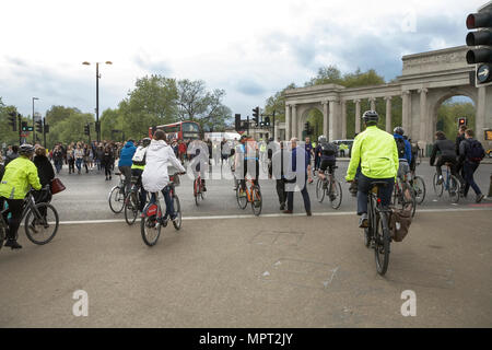 Hyde Park Corner London cyclists and pedestrians crossing a road. Commuting by bike in London. Cycling in london. Cyclists London Stock Photo