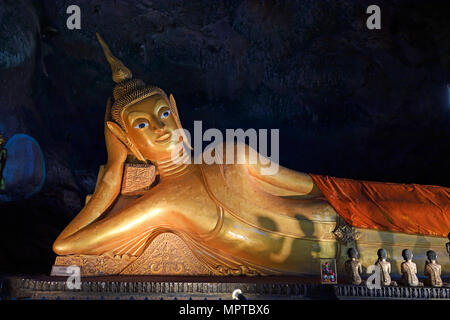 Lying golden Buddha in the cave temple Wat Tham Suwan Khuha, Phang Nga, Thailand Stock Photo