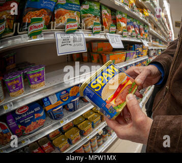 A shopper chooses a can of Spam by Hormel Foods in a supermarket in New York on Tuesday, May 22, 2018. Hormel Foods is scheduled to release its earnings results on May 24 prior to the bell. (© Richard B. Levine) Stock Photo