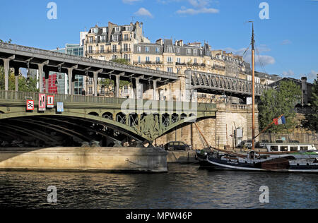 View of Pont de Bir Hakeim bridge formerly Passy from the île aux Cygnes two level bridges over the River Seine in Paris France Europe  KATHY DEWITT Stock Photo