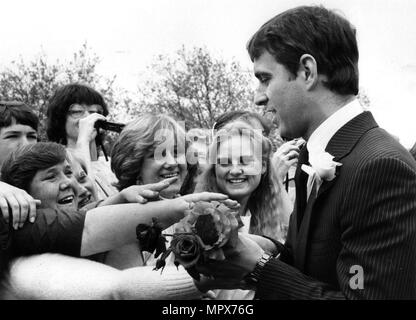 PRINCE ANDREWS WITH YOUNG ADMIRERS AT THE OPENING OF THE MOUNTBATTEN CENTRE, PORTSMOUTH 1983. Stock Photo