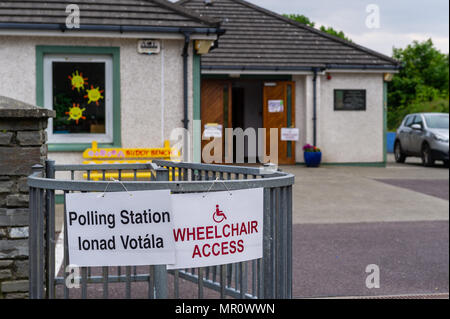 Schull, Ireland. 25th May, 2018. Today is referendum day on the Eighth Amendment of the Constitution Act 1983 which bans mothers from having abortions. The vote today is whether to retain or repeal the constitutional ban on abortion. Pictured is the polling station in Scoil Mhuire National School, Schull, West Cork, Ireland. Credit: Andy Gibson/Alamy Live News. Stock Photo