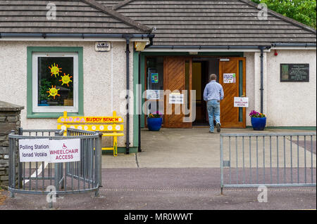 Schull, Ireland. 25th May, 2018. Today is referendum day on the Eighth Amendment of the Constitution Act 1983 which bans mothers from having abortions. The vote today is whether to retain or repeal the constitutional ban on abortion. A voter is pictured entering the polling station in Scoil Mhuire National School, Schull, West Cork, Ireland. Credit: Andy Gibson/Alamy Live News. Stock Photo
