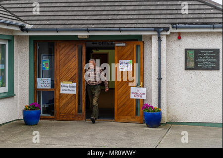 Schull, Ireland. 25th May, 2018. Today is referendum day on the Eighth Amendment of the Constitution Act 1983 which bans mothers from having abortions. The vote today is whether to retain or repeal the constitutional ban on abortion. A voter is pictured leaving the polling station in Scoil Mhuire National School, Schull, West Cork, Ireland. Credit: Andy Gibson/Alamy Live News. Stock Photo