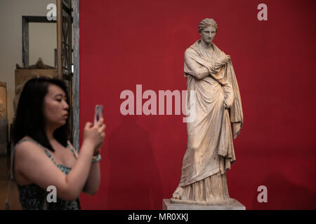 Athens. 23rd May, 2018. Picture taken on May 23, 2018 shows a visitor taking photos of a marble statue at the National Archaeological Museum in Athens, Greece. Located in the center of Athens, the National Archaeological Museum houses more than 20,000 exhibits, including the world's finest collection of Greek antiquities. Credit: Lefteris Partsalis/Xinhua/Alamy Live News Stock Photo