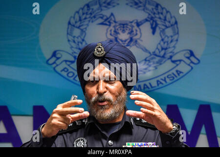 180525 Kuala Lumpur May 25 2018 Xinhua Amar Singh Director Of The Police Commercial Crime Investigation Department Speaks At A Press Conference In Kuala Lumpur Malaysia May 25 2018 Malaysian Police Said On Friday That Cash In