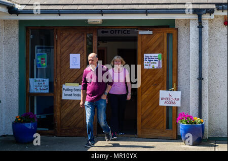 Schull, Ireland. 25th May, 2018. Today is referendum day on the Eighth Amendment of the Constitution Act 1983 which bans mothers from having abortions. The vote today is whether to retain or repeal the constitutional ban on abortion. Voters are pictured leaving the polling station in Scoil Mhuire National School, Schull, West Cork, Ireland. Credit: Andy Gibson/Alamy Live News. Stock Photo