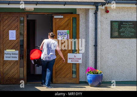 Schull, Ireland. 25th May, 2018. Today is referendum day on the Eighth Amendment of the Constitution Act 1983 which bans mothers from having abortions. The vote today is whether to retain or repeal the constitutional ban on abortion. Voters are pictured entering the polling station in Scoil Mhuire National School, Schull, West Cork, Ireland. Credit: Andy Gibson/Alamy Live News. Stock Photo