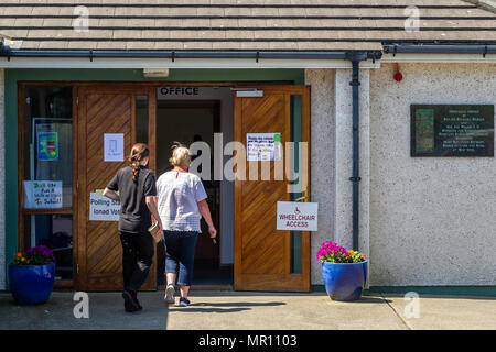 Schull, Ireland. 25th May, 2018. Today is referendum day on the Eighth Amendment of the Constitution Act 1983 which bans mothers from having abortions. The vote today is whether to retain or repeal the constitutional ban on abortion. Voters are pictured entering the polling station in Scoil Mhuire National School, Schull, West Cork, Ireland. Credit: Andy Gibson/Alamy Live News. Stock Photo