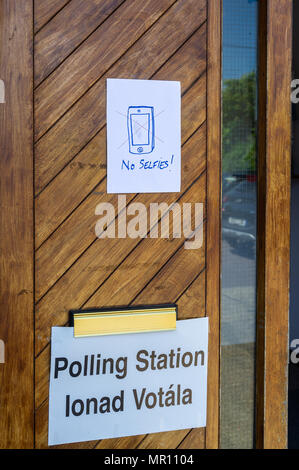 Schull, Ireland. 25th May, 2018. Today is referendum day on the Eighth Amendment of the Constitution Act 1983 which bans mothers from having abortions. The vote today is whether to retain or repeal the constitutional ban on abortion. Staff had to create a 'No Selfies' sign at the polling station in Scoil Mhuire National School, Schull, West Cork, Ireland. Credit: Andy Gibson/Alamy Live News. Stock Photo