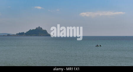 Longrock, Cornwall, UK, 25th May 2018. UK Weather. It was warm and sunny this afternoon on the sea near Marazion. This man and his dog had some quality time out fishing together on their paddleboard. Credit: Simon Maycock/Alamy Live News Stock Photo