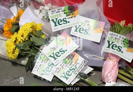 Dublin, Ireland. 25th May 2018. Flowers and messages are left at a ‘YES’ mural in Dublin city centre depicting the face of Savita Halappanavar urging a vote to Repeal the Eighth Amendment in today’s Referendum. Savita Halappanavar died in Galway in 2012 due to complications of a septic miscarriage at 17 weeks' gestation. She requested a termination and was refused. The inquest delivered a verdict of medical misadventure and her death prompted ‘The Protection of Life During Pregnancy Act 2013’ to be passed. Credit : Laura Hutton/Alamy Live News Stock Photo