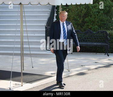 United States President Donald J. Trump departs The White House in Washington, DC to participate in the United States Naval Academy Graduation and Commissioning Ceremony in Annapolis MD, May 25, 2018. Credit: Chris Kleponis / CNP | usage worldwide Stock Photo