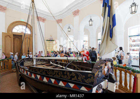 St. Petersburg, Russia, 25th May, 2018. Children in the Boathouse in St. Peter and Paul fortress in the first day of school vacation. The Boathouse houses the ticket offices for visiting St. Peter and Paul cathedral Stock Photo