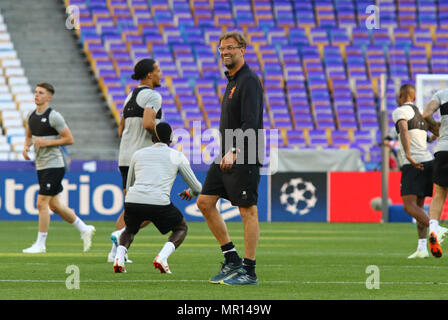 Kiev, Ukraine. 25th May, 2018. Head coach Jurgen Klopp of Liverpool walks on the pitch during training session before UEFA Champions League Final 2018 game against Real Madrid at NSC Olimpiyskiy Stadium in Kyiv, Ukraine. Credit: Oleksandr Prykhodko/Alamy Live News Stock Photo