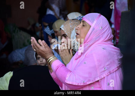 May 25, 2018 - Srinagar, Jammu & Kashmir, India - Kashmiri Muslim women pray on the second Friday, Ninth day of the holy fasting month of Ramadan in the Jamia Masjid or Grand Mosque, in Srinagar, summer capital of Indian Kashmir. Islam's holiest month Ramadan is a period of intense prayer, dawn-to-dusk fasting and nightly feasts. Credit: Abbas Idrees/SOPA Images/ZUMA Wire/Alamy Live News Stock Photo