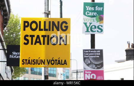 Dublin, Ireland. 25th May 2018. Yes and No supporters turn out in numbers to vote on the proposal to repeal the Eight Amendment of the Constitution, which retricts Irish womens access to abortion facilities. Dublin, Ireland Credit: RollingNews.ie/Alamy Live News Stock Photo