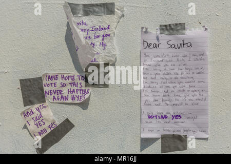 Dublin, Ireland. 25th May 2018. Hearfelt letters are penned to Savita at the memorial mural of Savita Halappanavar during the Irish Abortion Referendum 2018. Ireland are voting to repeal the 8th Amendment to the Irish Constitution. Credit: Butler Photographic/Alamy Live News Stock Photo
