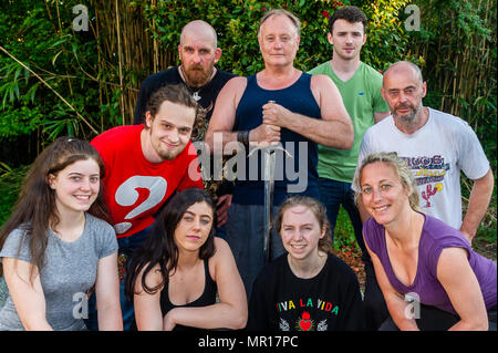 Schull, Ireland. 25th May 2018. Film stunt actor Peter Dillon (holding sword) and fellow stunt actor Caroline Simonnet (bottom right) are pictured with the workshop attendees after their practical stunt workshop called: 'The Dynamics of Sword Fighting for Camera'.  The festival runs until Sunday. Credit: Andy Gibson/Alamy Live News. Stock Photo