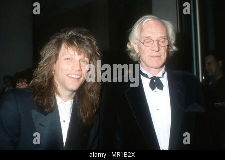 BEVERLY HILLS, CA - MARCH 7: (L-R) Singer Jon Bon Jovi and actor Richard Harris attend the 19th Annual American Film Institute (AFI) Lifetime Achievement Award Salute to Kirk Douglas on March 7, 1991 at Beverly Hilton Hotel in Beverly Hills, California. Photo by Barry KIng/Alamy Stock Photo Stock Photo