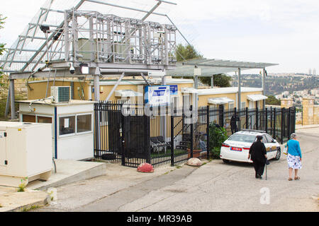 8 May 2018 A Toyota Corolla car in Police Force with hi visibility livery parked outside a tightly fenced police station on the Mount of Olives in Jer Stock Photo