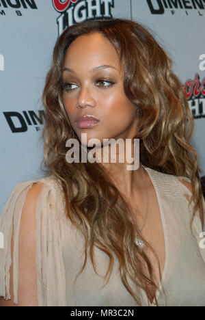 Tyra Banks arriving at the Halloween Resurrection premiere at the Mann Festival Theatre in Los Angeles. July 1st 2002. BanksTyra06 Red Carpet Event, Vertical, USA, Film Industry, Celebrities,  Photography, Bestof, Arts Culture and Entertainment, Topix Celebrities fashion /  Vertical, Best of, Event in Hollywood Life - California,  Red Carpet and backstage, USA, Film Industry, Celebrities,  movie celebrities, TV celebrities, Music celebrities, Photography, Bestof, Arts Culture and Entertainment,  Topix, headshot, vertical, one person,, from the year , 2002, inquiry tsuni@Gamma-USA.com Stock Photo