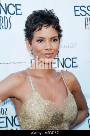 Halle Berry's 31 Best Hairstyles And Haircuts