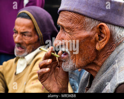 Old man conversation about Corbett at Sanouli Village, where Jim Corbett shot the Panar maneating leopard, Kumaon Hills, Uttarakhand, India Stock Photo