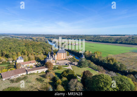 France, Vienne, Bonnes, Chateau de Touffou on Vienne riverbanks (aerial view) // France, Vienne (86), Bonnes, château de Touffou sur les rives de la V Stock Photo