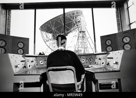 Photograph of the Mark II radio telescope at Jodrell Bank, University of Manchester, as viewed from the control room. Dated 20th century Stock Photo