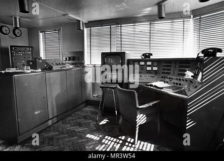 Photograph of a radio telescope control room. A radio telescope is a specialised antenna and radio receiver used to receive radio waves from astronomical radio sources in the sky in radio astronomy. Dated 20th century Stock Photo